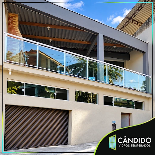Varanda com guarda-corpo transparente e esquadrias, foto publicada pela Cândido Vidros