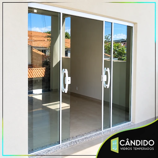 Portas de correr em vidro, foto publicada pela Cândido Vidros